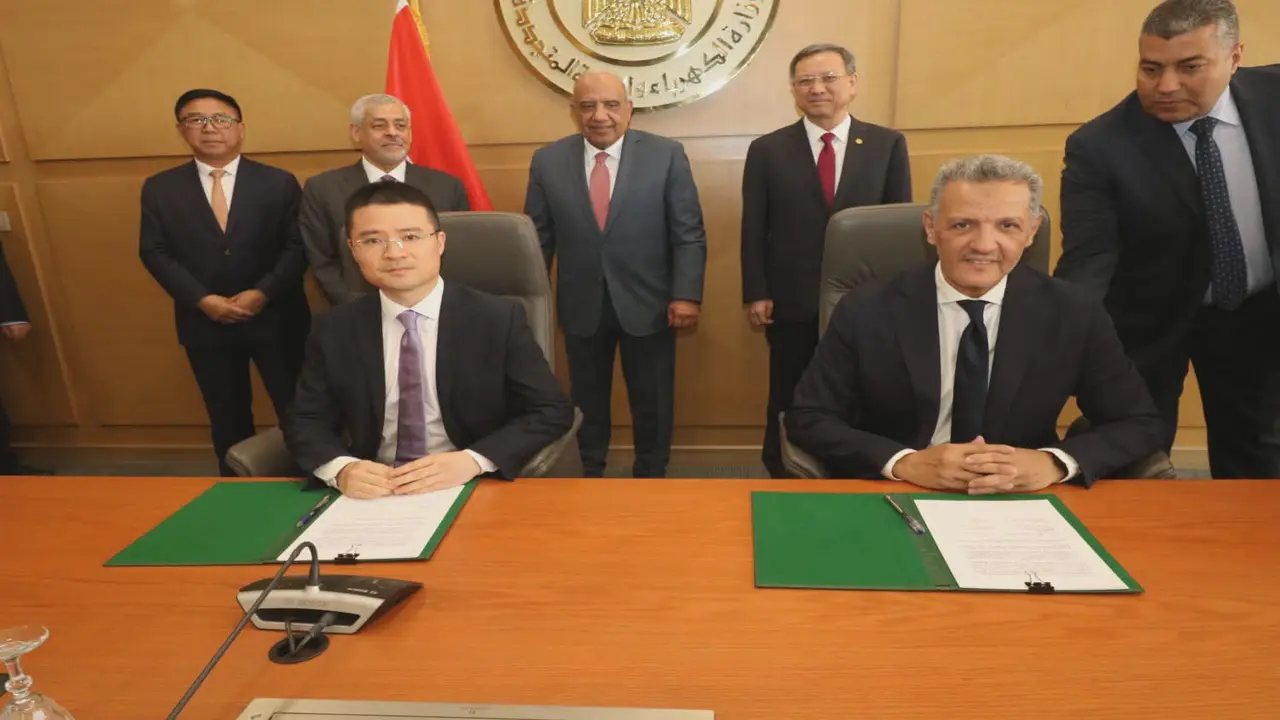 مصر تطلق مصنعًا لبطاريات تخزين كهرباء بشراكة إماراتية وصينية